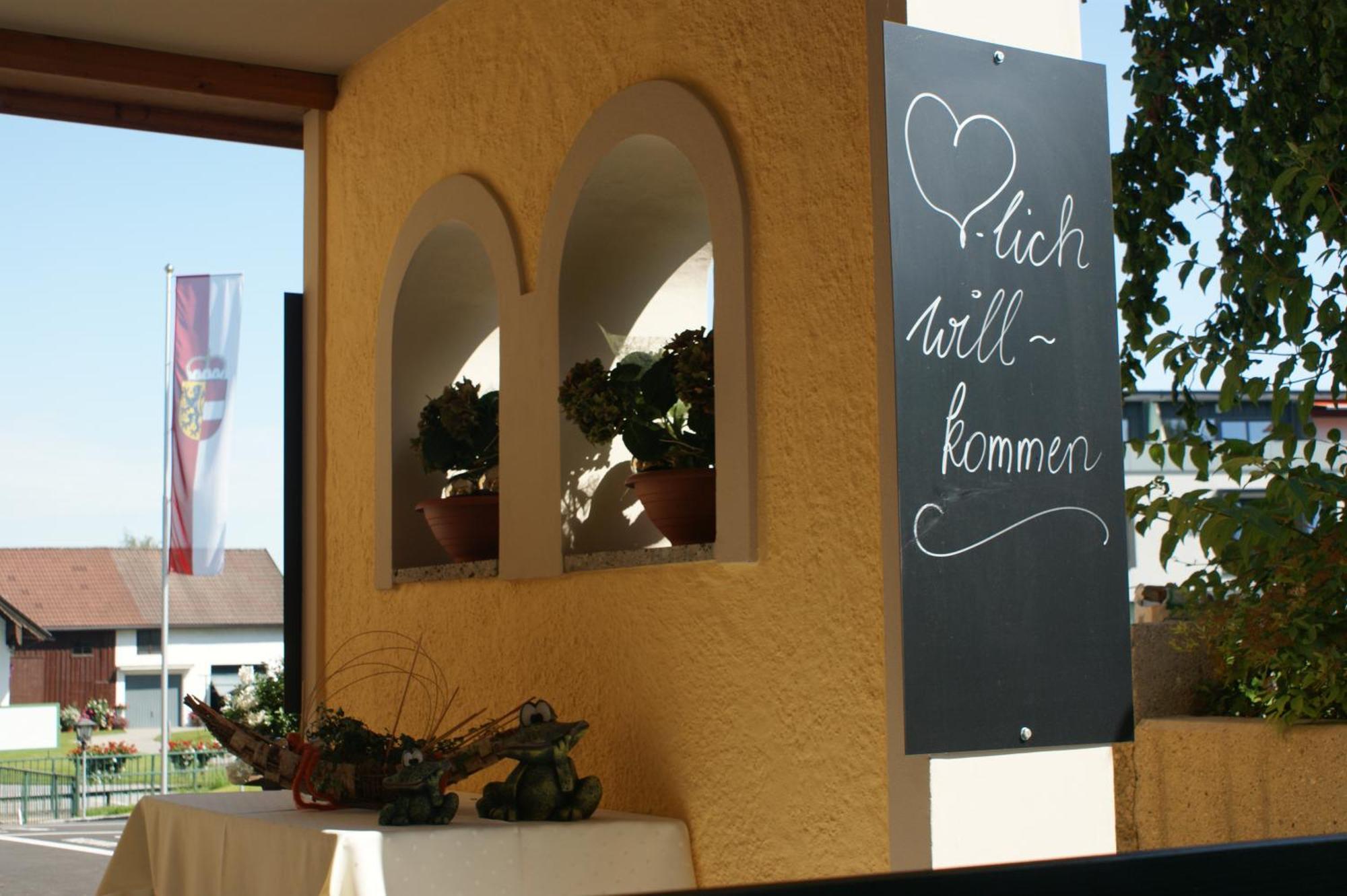 Gasthof Neuwirt Eugendorf Exteriör bild